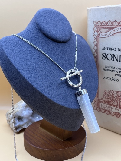 Colar com pingente de Selenito Bruto em Banho de Prata