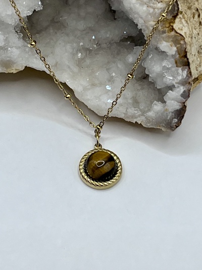 Colar Dourado com Olho de Tigre – Aço Inoxidável e Design Torcido