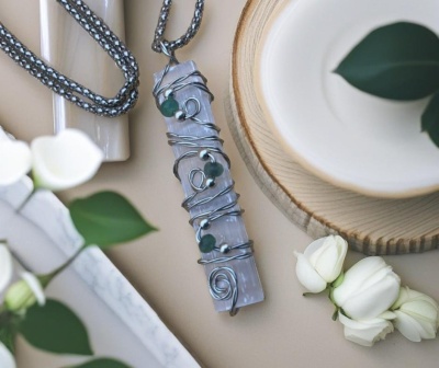 Pendente de Selenite e Aventurina - Energia, Equilíbrio e Serenidade Natural