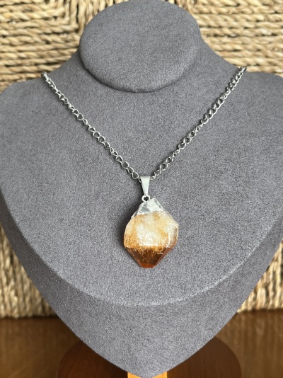 Colar em Aço Inoxidável com Pendente de Citrino Natural Bruto