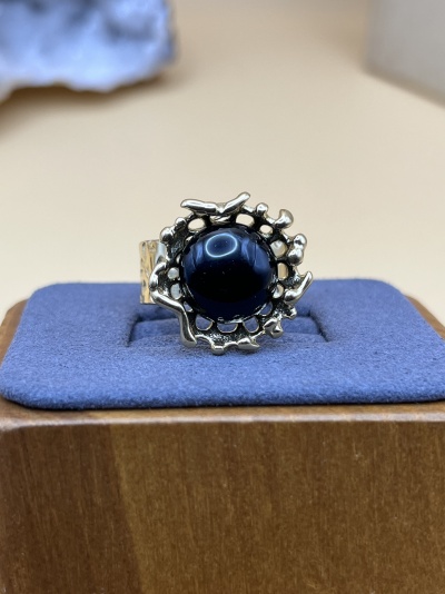 Anel Coroa com Pedra Preta - Realeza e Sofisticação