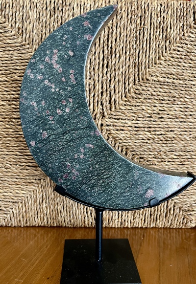 Zoisite com Rubi – forma Lua Crescente, em suporte personalizado