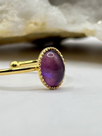 Anel Oval Ajustável Banhado a Ouro com Ametista Natural - Elegante e Versátil