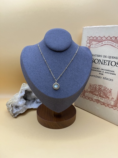 Colar Dourado em Aço Inoxidável com Labradorite - Elegância e Energia Natural