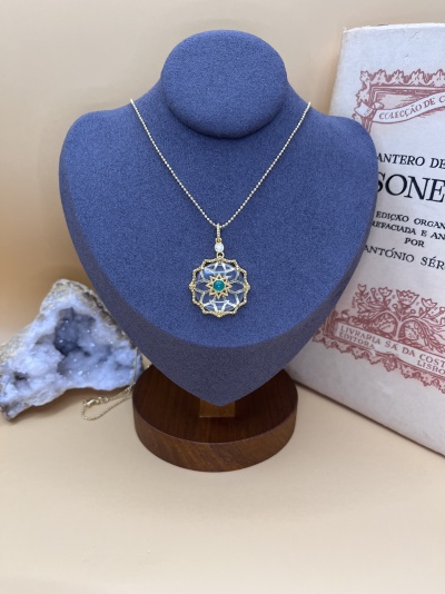 Colar Dourado com Flor de Quartzo e Ônix Verde - Elegância e Sofisticação