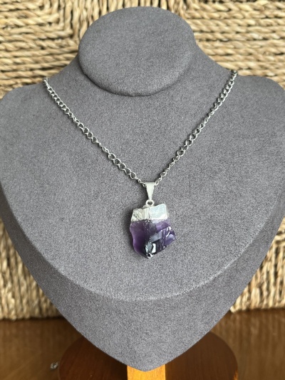 Colar em Aço Inoxidável com Pendente de Ametista Natural Bruta