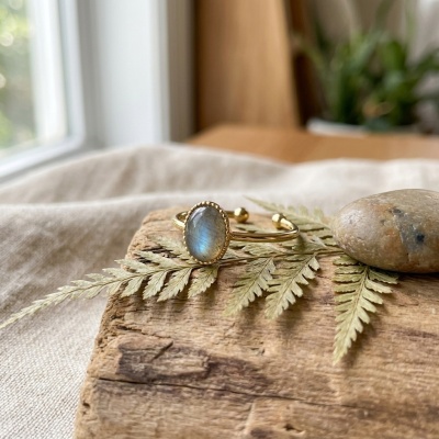 Anel Fino Banhado a Ouro 18k com Labradorite - Ajustável e Minimalista