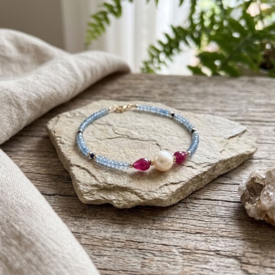 Pulseira em Ouro Amarelo 18K com Pérola Akoya, Safira Azul, Rubi e Água-Marinha