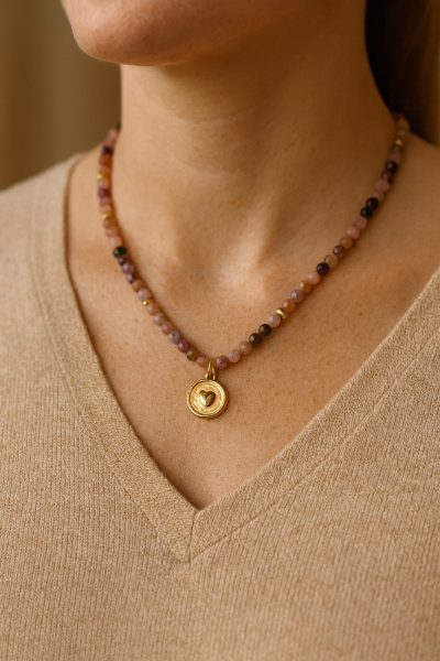 Colar em Aço Dourado com Pedra Sunstone, Turmalina Rosa e Pingente em Forma de Coração