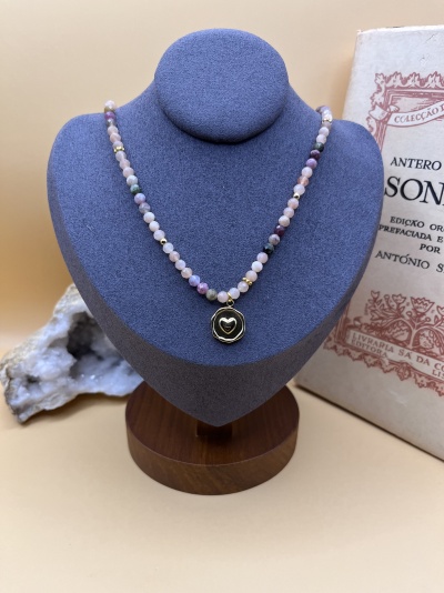 Colar em Aço Dourado com Pedra Sunstone, Turmalina Rosa e Pingente em Forma de Coração