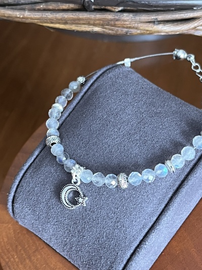 Pulseira em Aço Inoxidável com Pedra da Lua e Pingente Lua Estrela