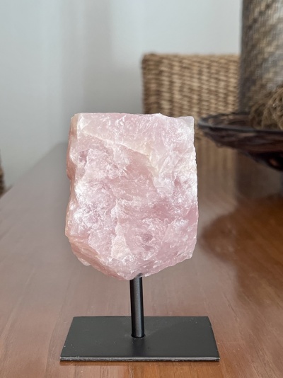 Quartzo Rosa com Suporte - Amor e Elegância