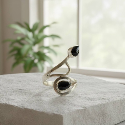 Anel Ajustável em Bronze com Pedra Onyx - Elegância, Estilo e Conforto