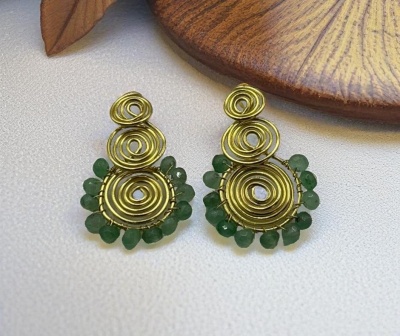 Brincos Artesanais em Aço Inoxidável com Pedra Natural de Jade Verde - Elegância e Proteção