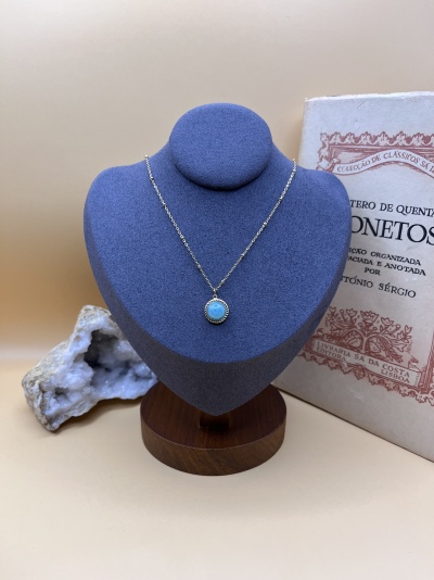 Colar Dourado em Aço Inoxidável com Amazonita - Elegância Natural e Design Contemporâneo