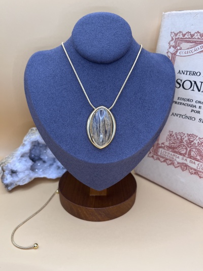 Colar Dourado com Quartzo Rutilado - Elegância e Energia