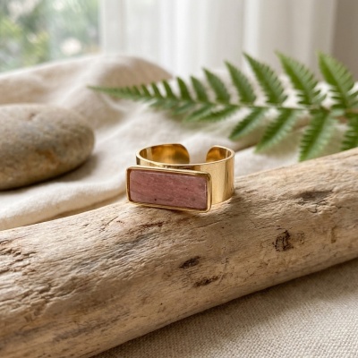 Anel Hilda em Aço Inoxidável Dourado com Pedra Mineral Rosa