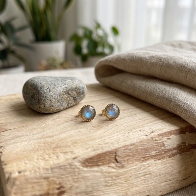 Brincos Dourados com Labradorite Natural - Minimalistas e Elegantes