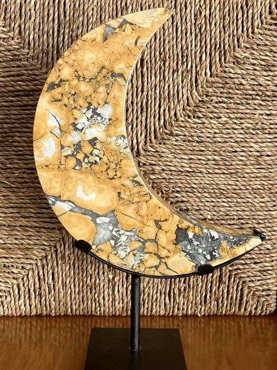 Jaspe Maligano Amarelo – Lua Crescente, em suporte metálico personalizado