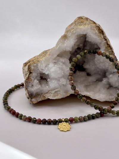 Colar em Aço Inoxidável com Unakite e Flor Dourada - Elegância Natural e Harmonia