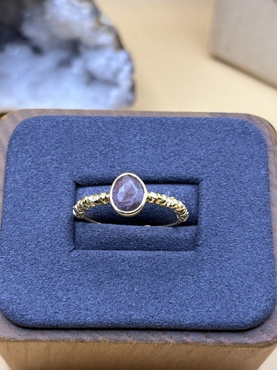 Anel Banhado a Ouro com Turmalina Rosa - Ajustável e Sofisticado