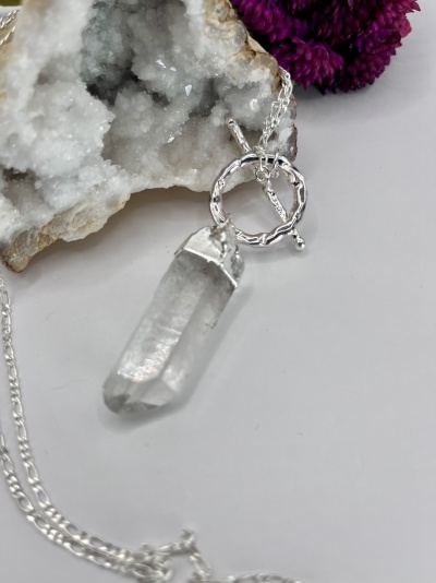 Pingente de Quartzo Bruto com Banho de Prata - Essência Natural e Energia Pura