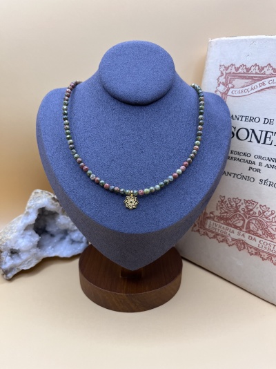 Colar em Aço Inoxidável com Unakite e Flor Dourada - Elegância Natural e Harmonia