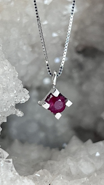 Colar com Pingente de Rubi em Ouro Branco 18Kt - Elegância Refinada