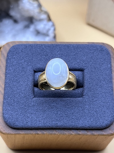 Anel Ajustável Dourado com Moonstone Arco-Íris - Elegância e Magia Natural