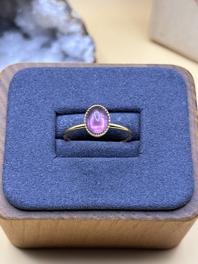 Anel Oval Ajustável Banhado a Ouro com Ametista Natural - Elegante e Versátil