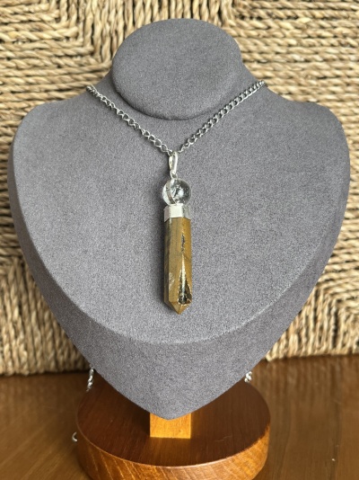 Colar em Aço Inoxidável com Pendente em Olho de Tigre e Quartzo