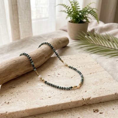 colar dourado com turmalina verde e pérolas naturais
