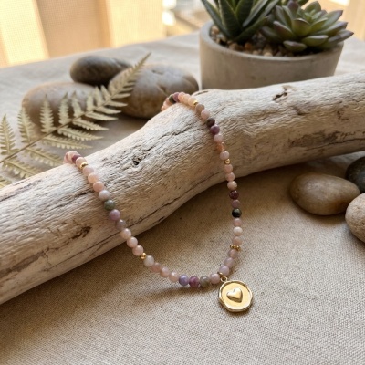 Colar em Aço Dourado com Pedra Sunstone, Turmalina Rosa e Pingente em Forma de Coração