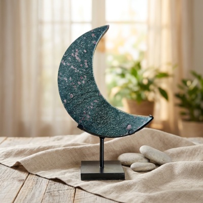 Zoisite com Rubi – forma Lua Crescente, em suporte personalizado