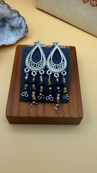 Brincos em Aço Inoxidável com Olho de Tigre – Elegância Artesanal