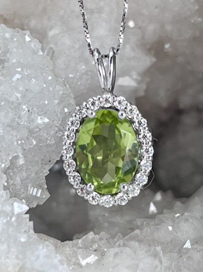 Colar em Ouro Branco 18Kt com Diamantes e Ametista Verde - Elegância Atemporal