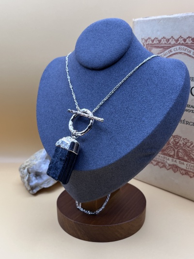 Colar com pingente de Turmalina Bruta em Banho de Prata - Força Natural