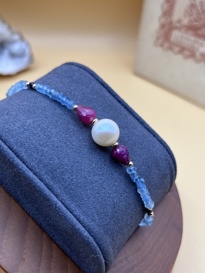 Pulseira em Ouro Amarelo 18K com Pérola Akoya, Safira Azul, Rubi e Água-Marinha