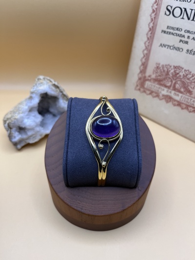 Pulseira de Bronze com Cabochon de Ametista - Estilo e Beleza Natural