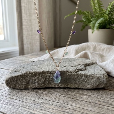 Colar Inox Dourado com Fluorite Natural – 60 cm