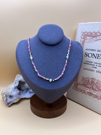 Colar de Aço Inoxidável com Turmalina Rosa e Pérolas Naturais - Sofisticação Delicada