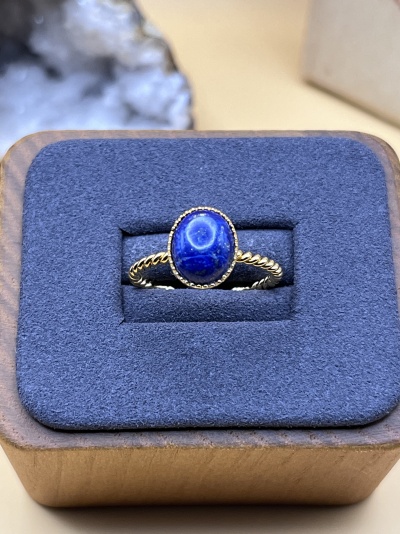 Anel Torcido Banhado a Ouro 18k com Lápis-Lazúli - Ajustável e Elegante