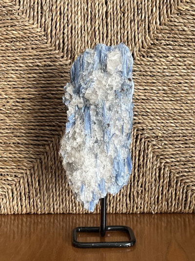 Cristal de Cianita Azul Natural em Suporte Metálico – Peça Decorativa e de Coleção