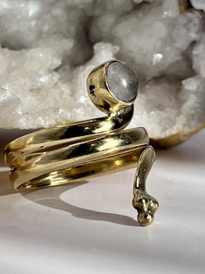 Anel de Bronze com Pedra da Lua - Misticismo e Elegância