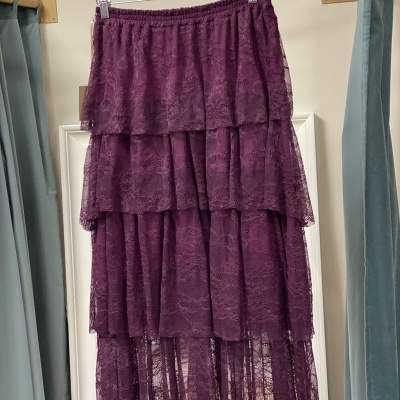 Saia HABLAR POR LOS CODOS roxa