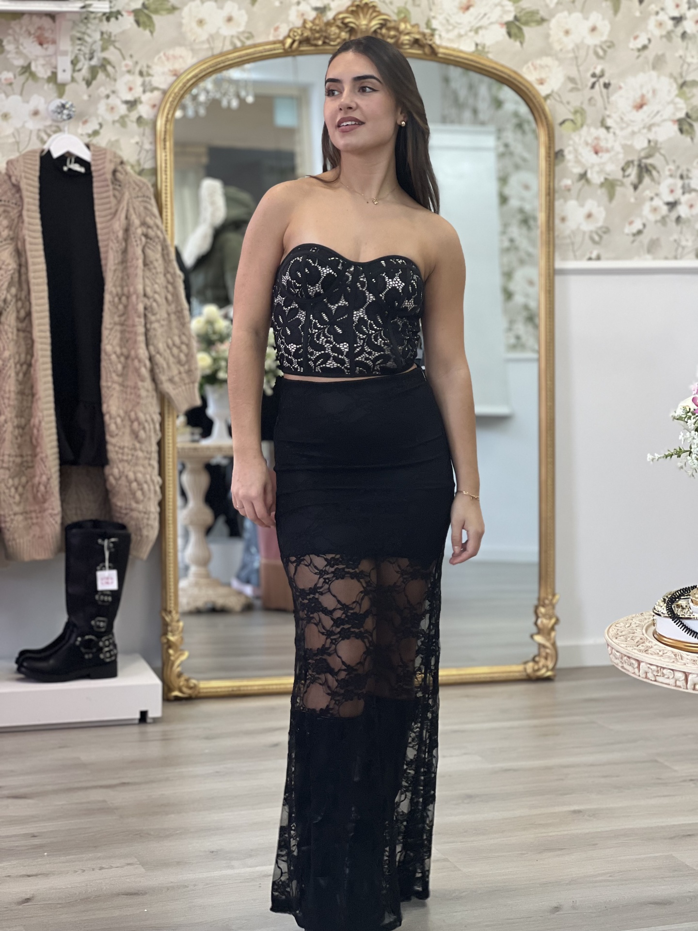 Saia de tulle com renda