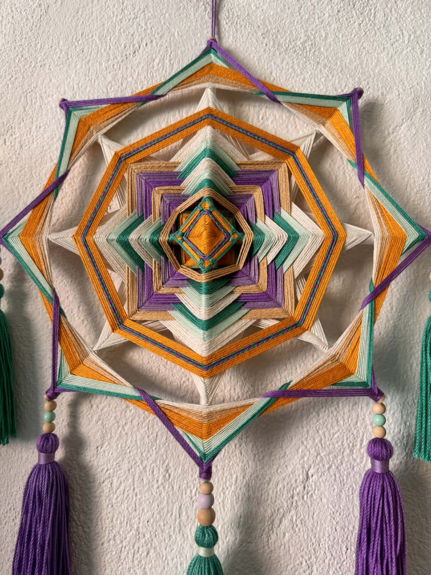 MANDALA 8 PONTAS - côr tons de verde, lilás, laranja