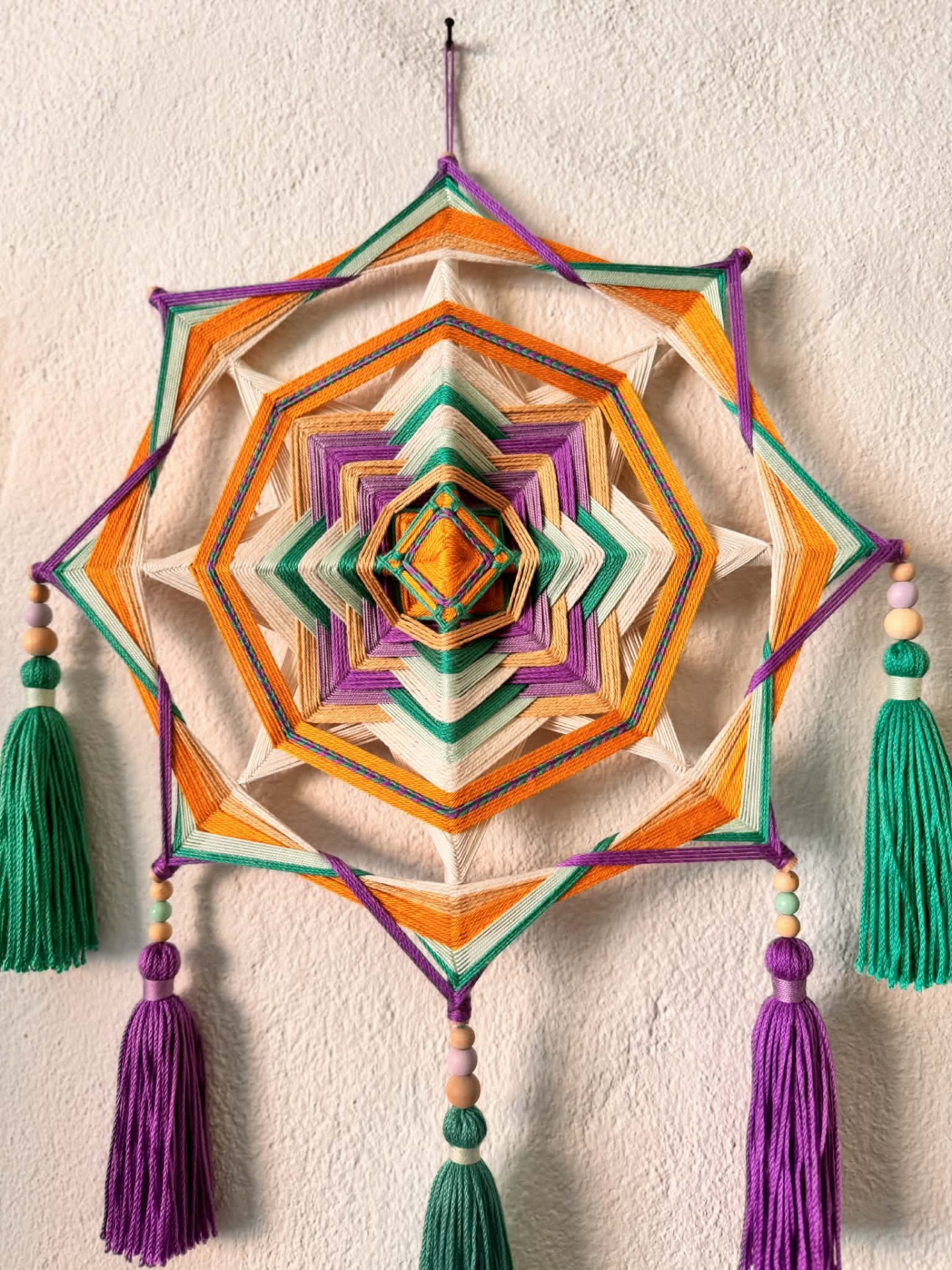 MANDALA 8 PONTAS - côr tons de verde, lilás, laranja