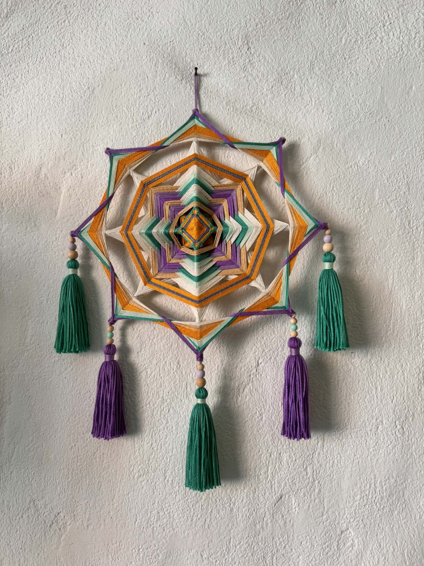 MANDALA 8 PONTAS - côr tons de verde, lilás, laranja