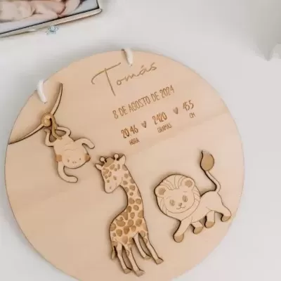 Placa de Nascimento em Madeira – Tema Selva